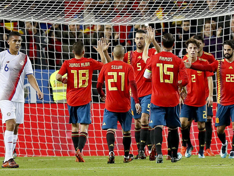 فرحة لاعبي المنتخب الإسباني بعد إحراز الهدف الثاني في مرمى كوستاريكا