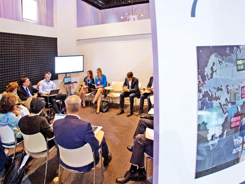 جانب من جلسة مناقشة الانبعاثات الكربونيةn