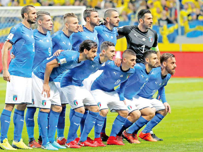 لاعبو المنتخب الإيطالي قبل مواجهة السويد في مباراة الذهاب