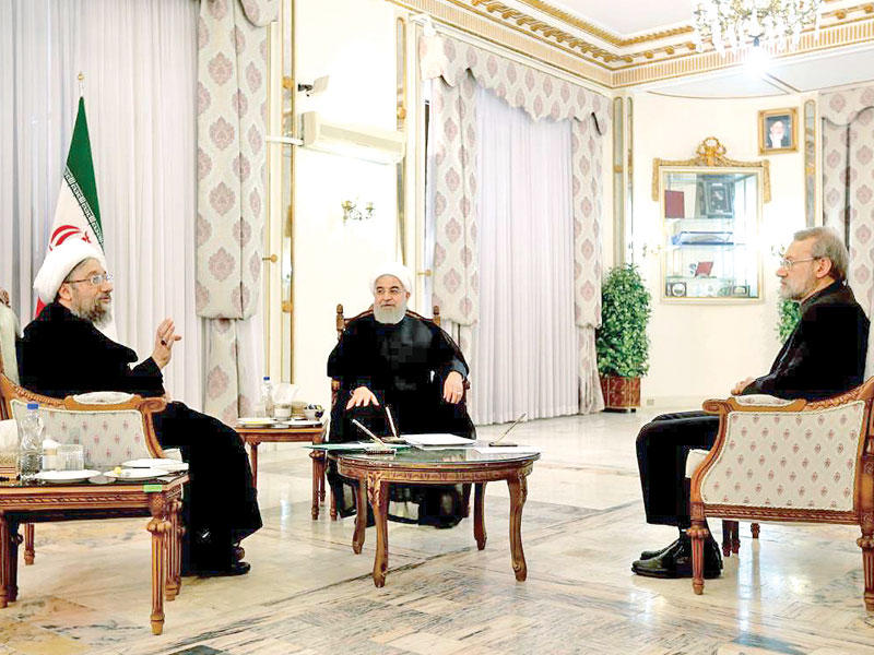 رئيس الجمهورية حسن روحاني متوسطا الشقيقين لاريجاني رئيس مجلس النواب ورئيس السلطة االقضائية في طهران أمس الاول     (ارنا)  