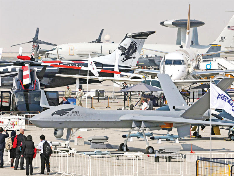 جانب من معرض دبي للطيران ومعداته أمس  (أ ف ب)