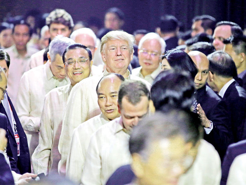 ترامب بين ممثلي دول آسيان خلال حفل بالذكرى الـ 50 لتأسيس المجموعة الدولية في فيتنام أمس        (رويترز)
