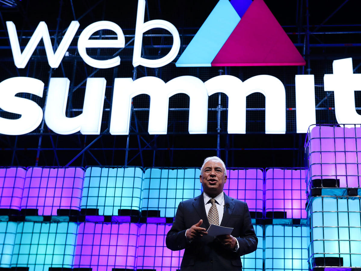 رئيس الوزراء البرتغالي أنطونيو كوستا يلقي كلمة خلال حفل افتتاح قمة الويب السابعة في لشبونة