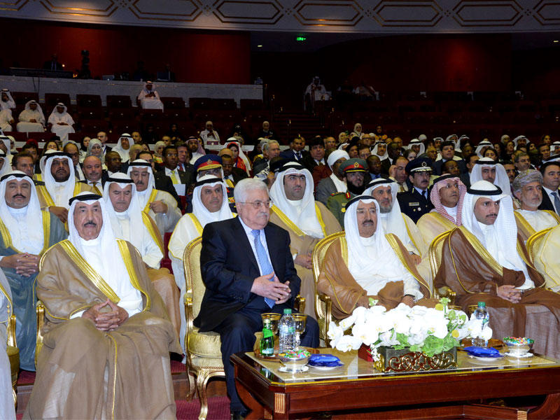 الأمير وعباس يتوسطان الحضور في مؤتمر الطفل الفلسطيني