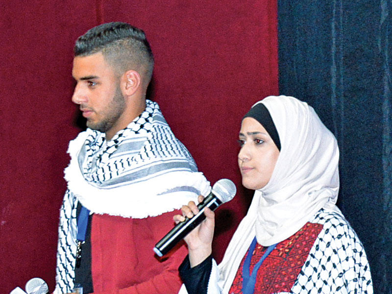 فلسطينيان يعرضان تجربتيهما في الأسر