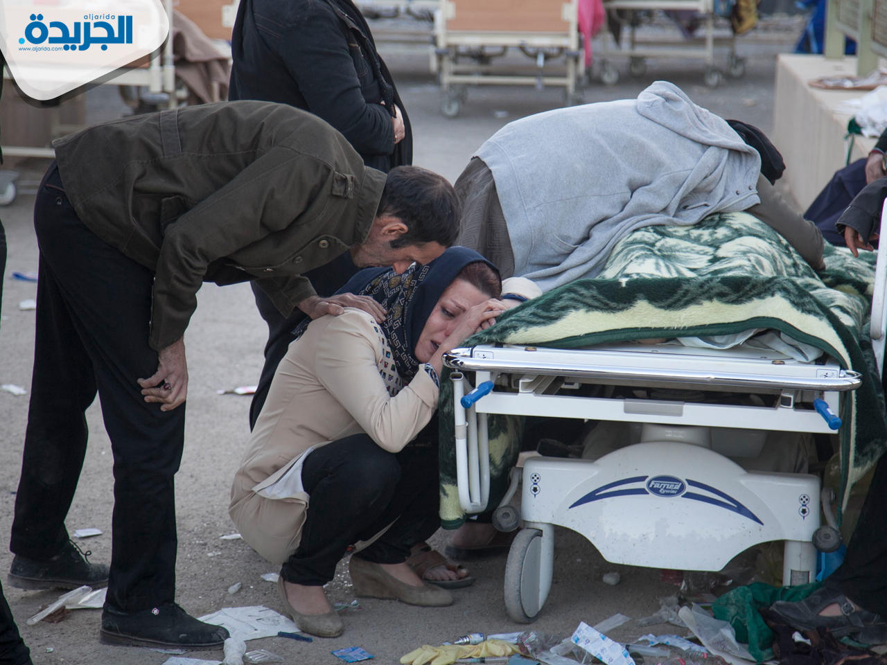 ايرانية تبكي أحد ضحايا الزلزال في كرمنشاه