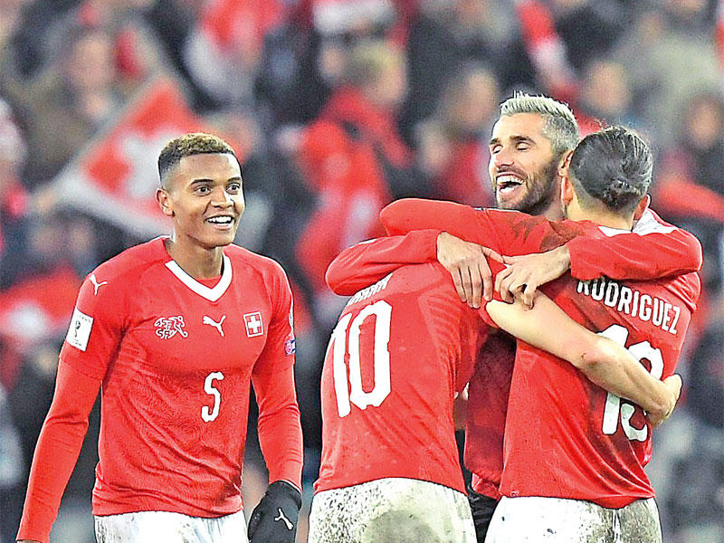 لاعبو المنتخب السويسري يحتفلون بعد التاهل للمونديال