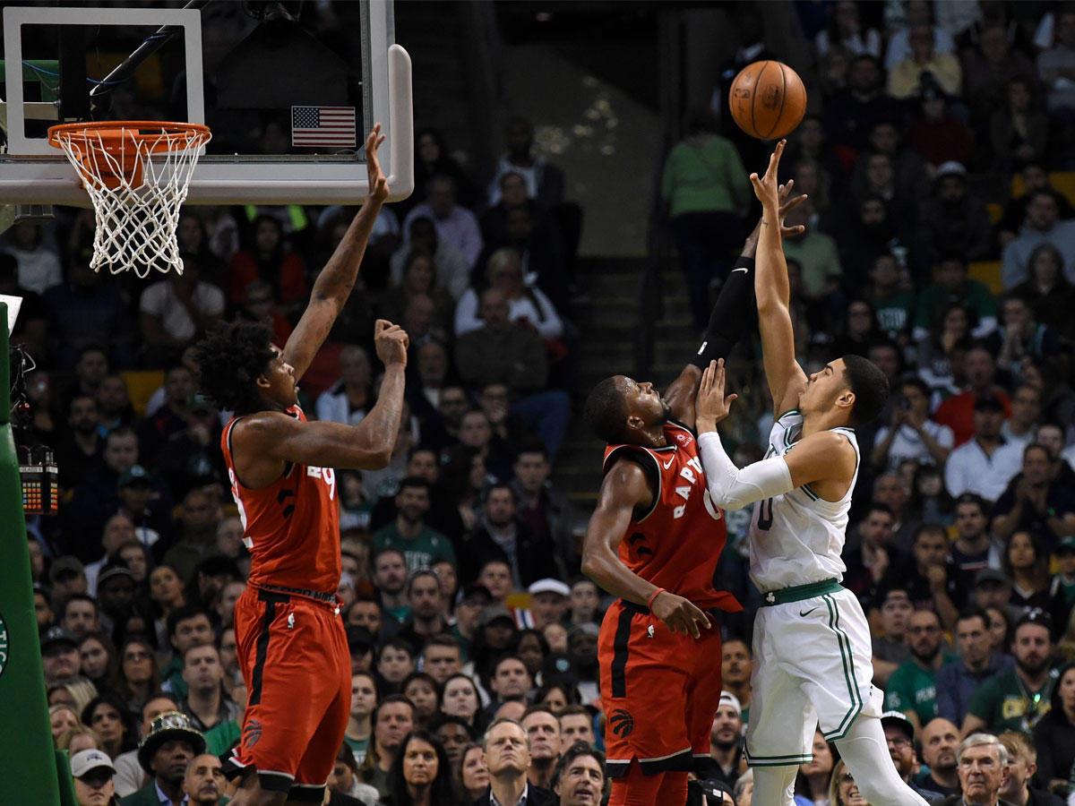 تاتوم نجم بوسطن في محاولة للتسجيل في سلة رابتورز