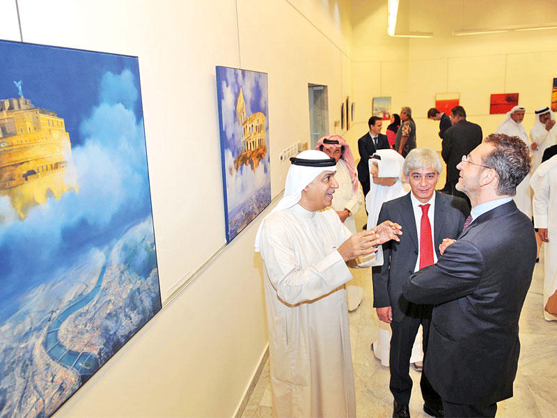 اليوحة متحدثاً إلى السفير الإيطالي أثناء المعرض التشكيلي