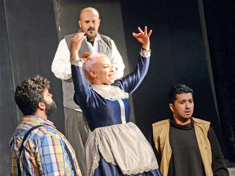 لقطة من مسرحية «عطسة» 