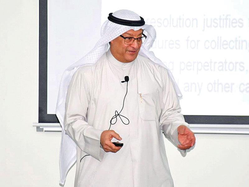 الخليفة متحدثاً في الندوة