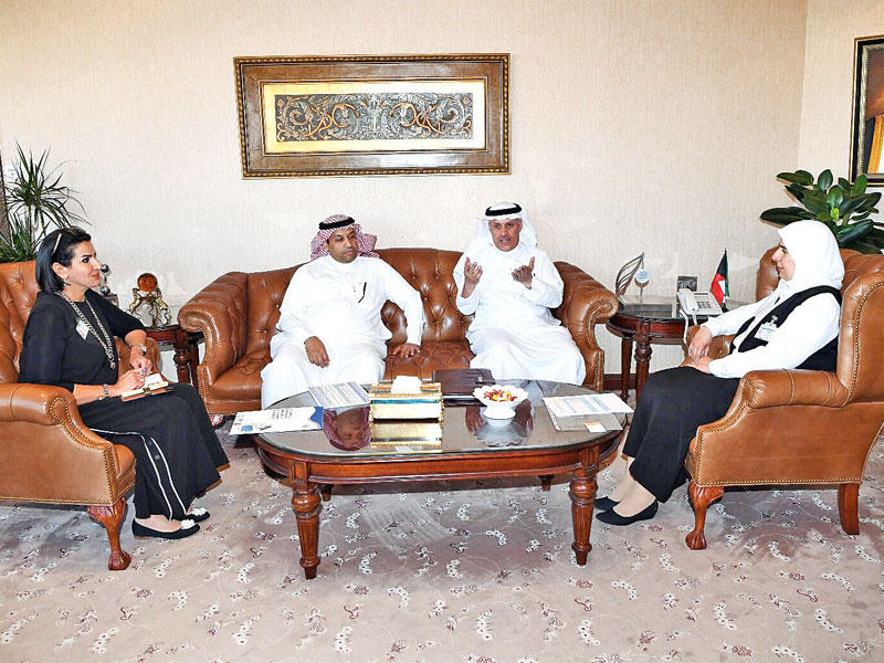 الكندري خلال استقبالها الملحق الثقافي السعودي