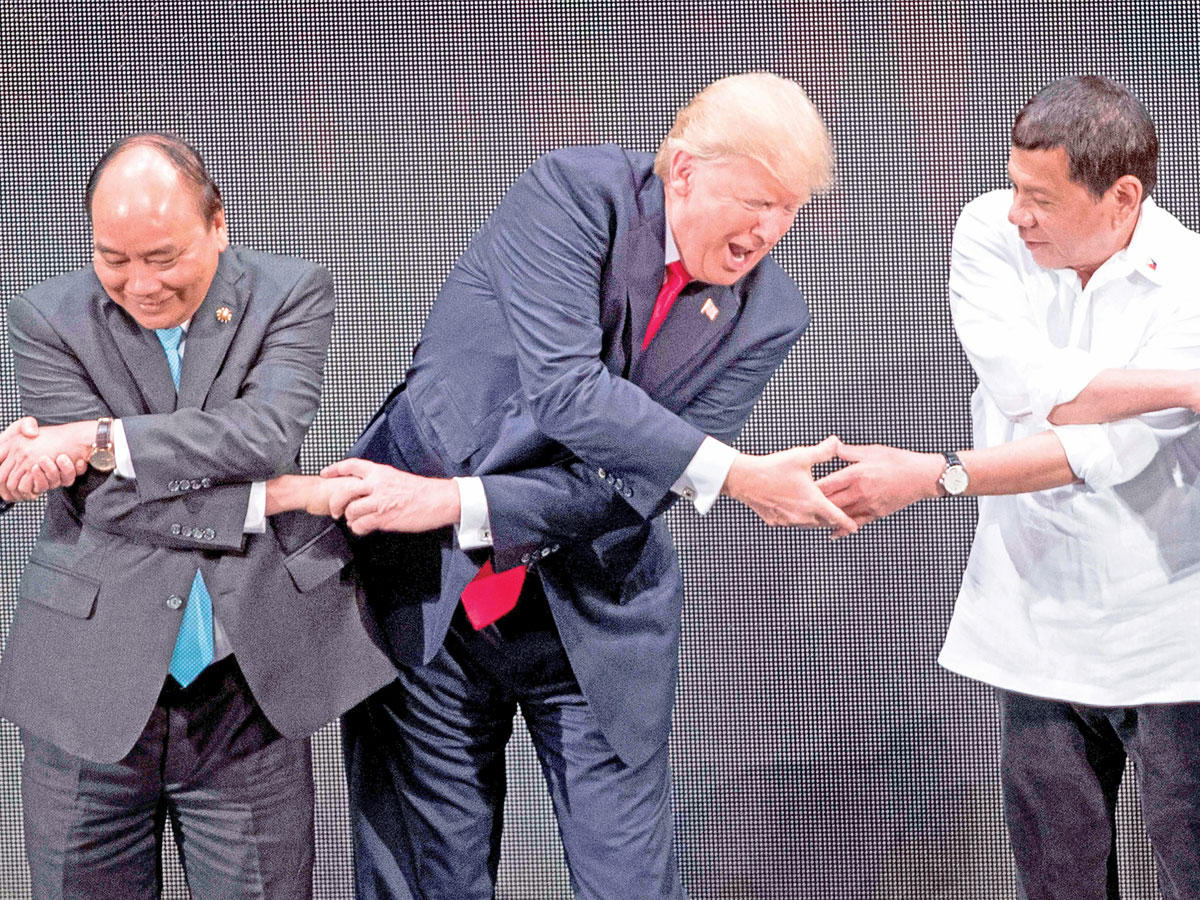 اثارت الصورة الجماعية التقليدية لقمة جنوب شرق آسيا بعض المرح. وكان من المفترض ان يشبك ترامب ذراعيه ويمسك بايدي الرجلين الواقفين على جانبيه. لكنه امسك بيديه الاثنتين يد رئيس وزراء فيتنام بينما كان رئيس الفلبيني ينتظر، قبل ان يتم تصحيح الوضع. nوفي الصورة الرؤساء خلال الصورة التذكارية                                                          (أ ف ب)