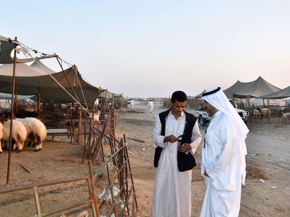 الانصاري خلال التدقيق على هوية أحد العمال