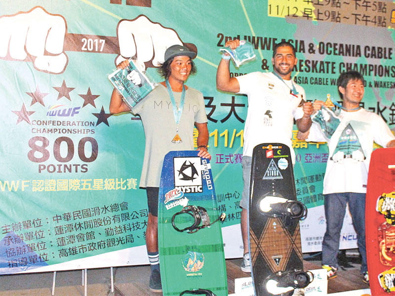 العوضي خلال تتويجه بأول ميدالية ذهبية