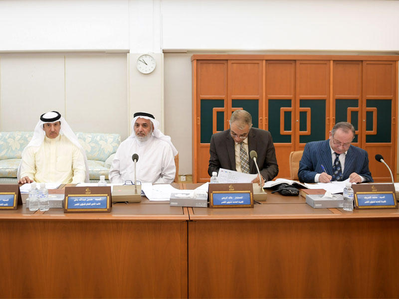 المسؤولون في هيئة «القصر» خلال اجتماع اللجنة أمس