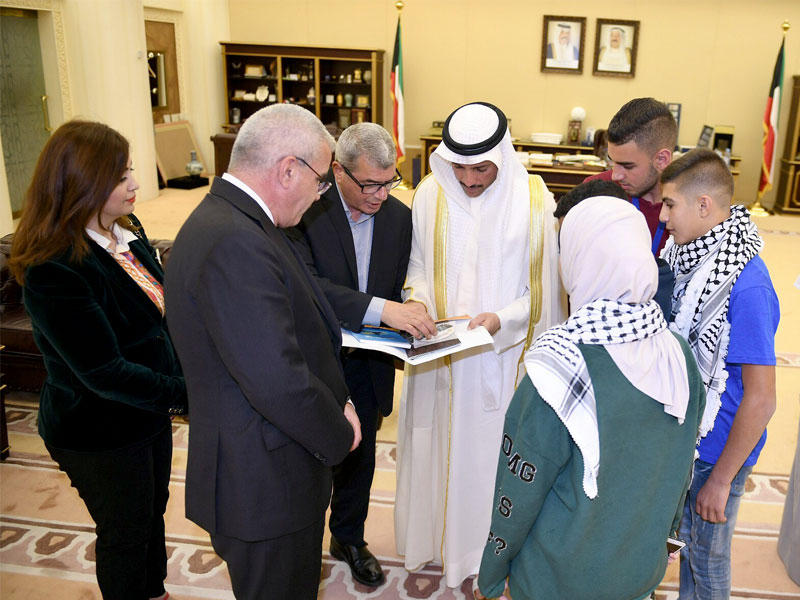 الغانم خلال استقباله الوفد الفلسطيني