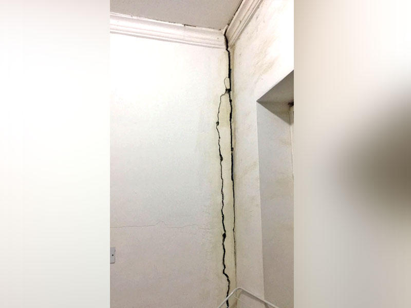 التشققات في مبنى صباح السالم