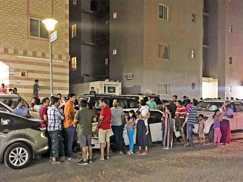 سكان تركوا منازلهم إلى الشارع هرباً من الهزة (تصوير نوفل إبراهيم)