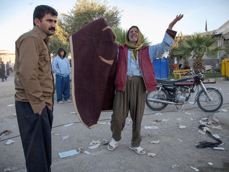 إيراني مفجوع في قرية سربول الذهب التي قضى فيها أكثر من 250 شخصا جراء الزلزال المدمر الذي ضرب الحدود العراقية الإيرانية امس الأول (رويترز)