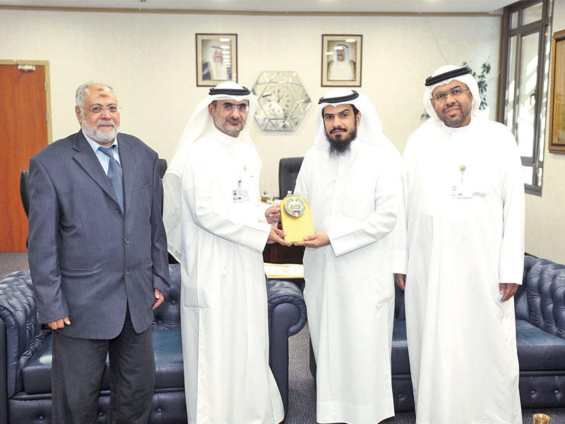 ممثلا بيت الزكاة خلال تسلم زكاة الجمعية