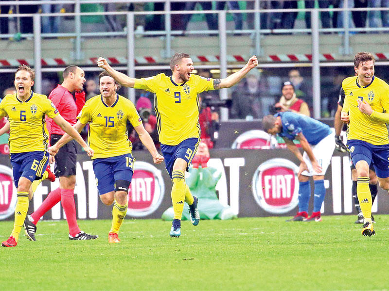 فرحة لاعبي المنتخب السويدي بعد نهاية المباراة