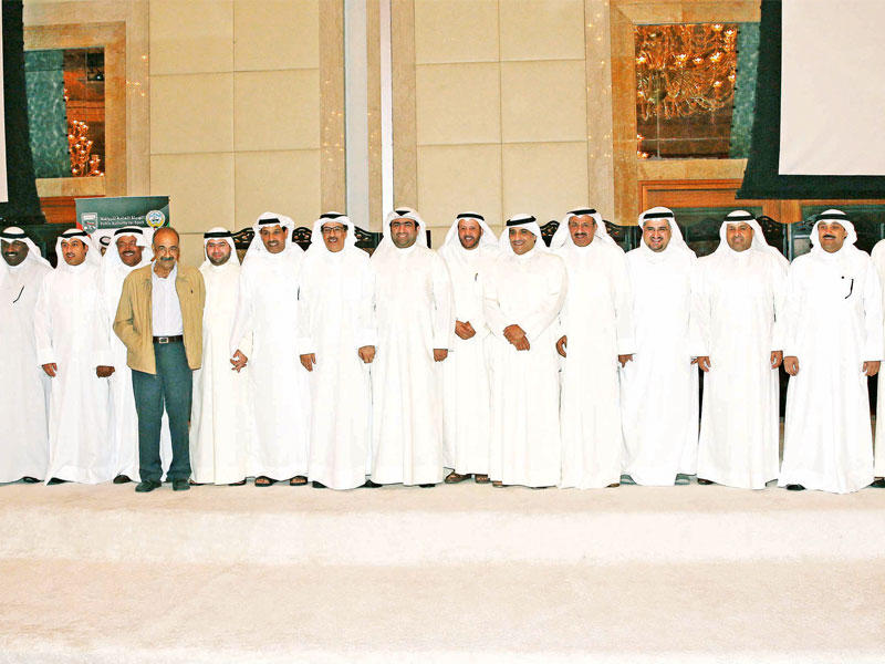 الروضان وفليطح يتوسطان المكرمين في الحفل (تصوير جورج ريجي)