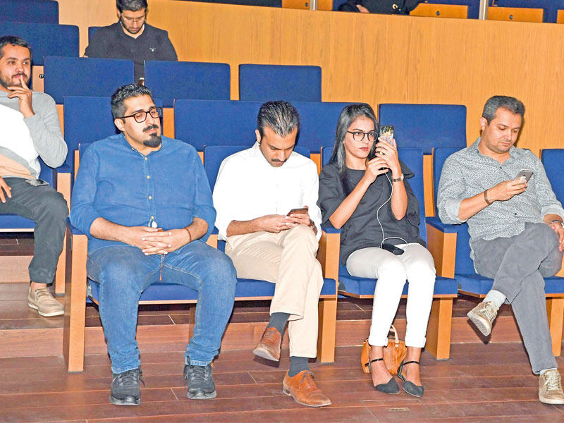 علوان مع مجموعة من الكتاب في الندوة