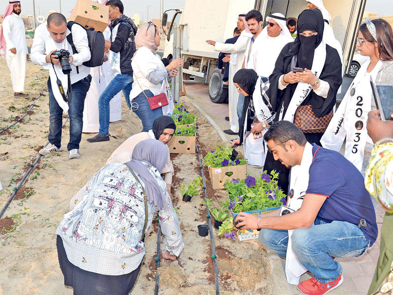فريق كفو يغرس الشتلات في مدينة صباح الأحمد