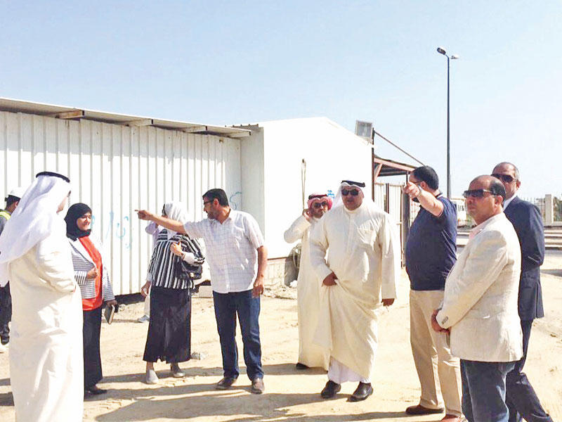 الموسى خلال تفقده مجمع الخدمات العمالية لإدارة عمل «الأحمدي»