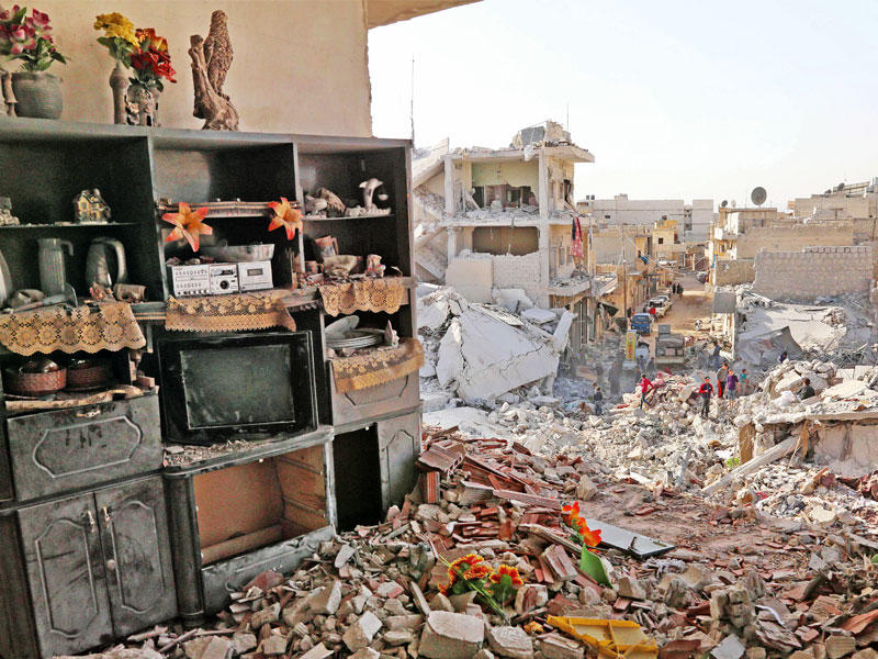 جانب من الدمار في الموقع الذي تعرض لغارات دموية في الأتارب بريف حلب أمس الأول مما أدى إلى مقتل 50 مدنياً (أف ب)n