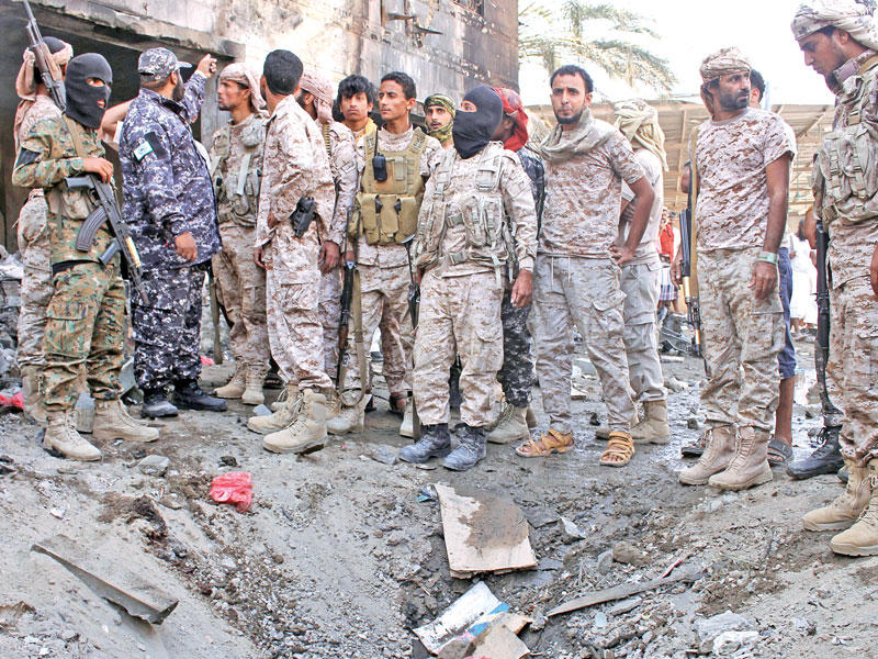 مقاتلون إماراتيون في موقع الهجوم في عدن  اليوم (رويترز)