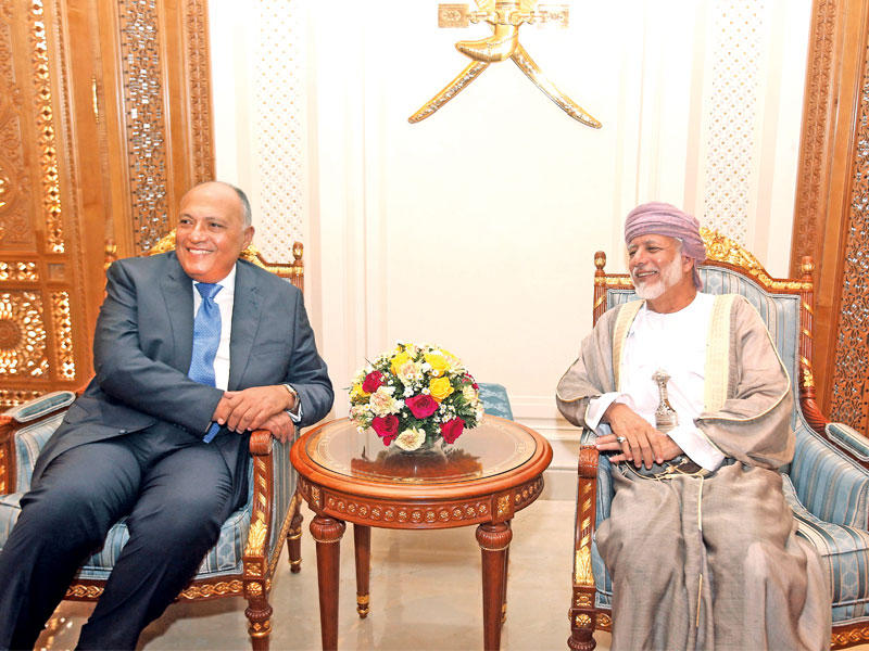 يوسف بن علوي مستقبلاً شكري في مسقط  اليوم (أ ف ب)