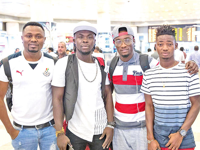 الثلاثي الغاني ووكيل أعمالهم أثناء وصولهم إلى مطار الكويت (تصوير محمد عوض)n