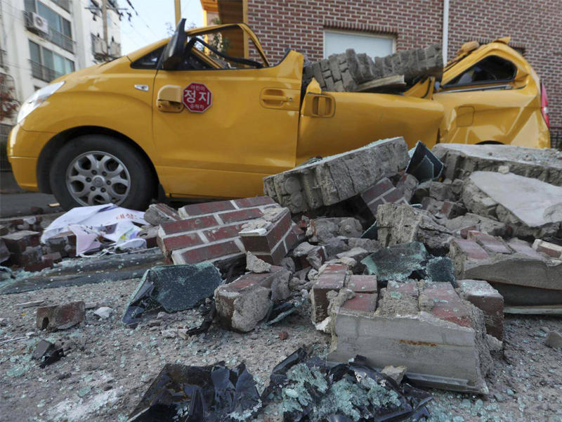 انهيار حائط أمام روضة أطفال بعد وقوع الزلزال