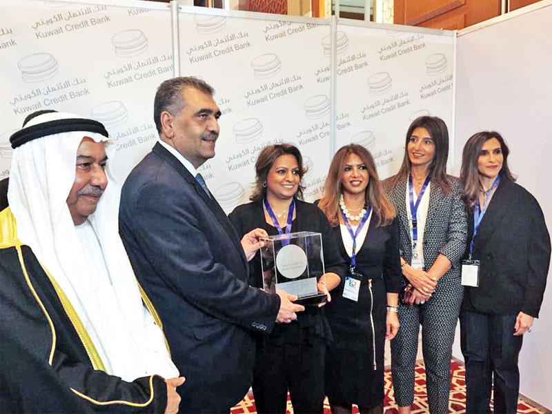 وزير قطاع الأعمال المصري يتسلم هدية تذكارية من «الائتمان» بحضور السفير الكويتي محمد الذويخ