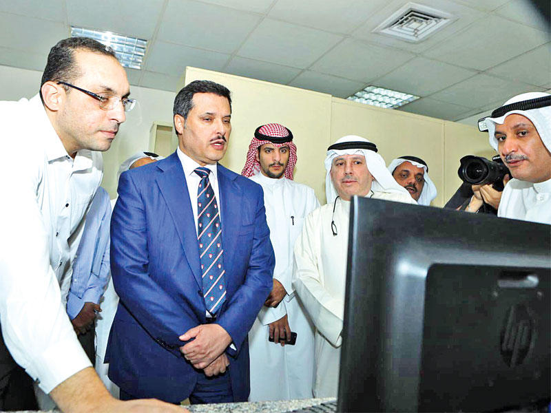 الحربي يستمع إلى شرح عن نظام الحجز الإلكتروني للمواعيد