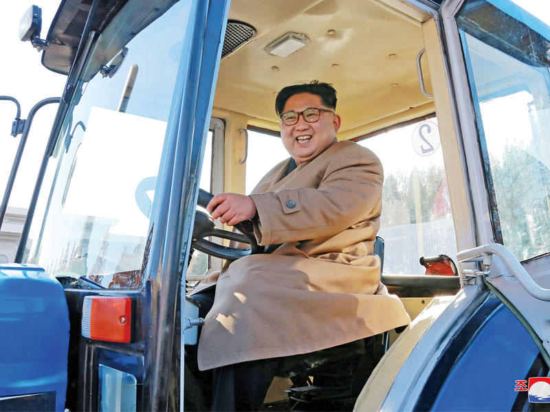 كيم جونغ اون يتفقد مصنع كومسونغ للجرارات الزراعية المحلية الصنع في بيونغ يانغ (رويترز)