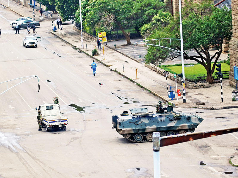 دبابة للجيش تغلق الطريق المؤدي إلى  البرلمان في هراري أمس (إي بي أيه)