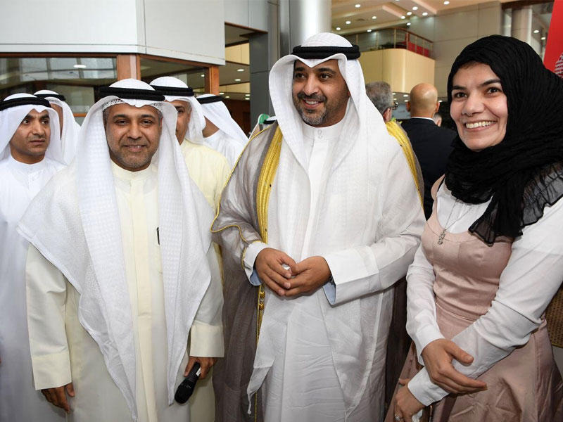  رئيس اللجنة المنظمة العليا لجائزة سمو الشيخ سالم العلي الصباح للمعلوماتية المهندس بسام الشمري مع وزير الدولة لشؤون مجلس الوزراء ووزير الإعلام بالوكالة الشيخ محمد العبدالله الصباح أثناء افتتاح الدورة ال 42 لمعرض الكويت الدولي للكتاب 