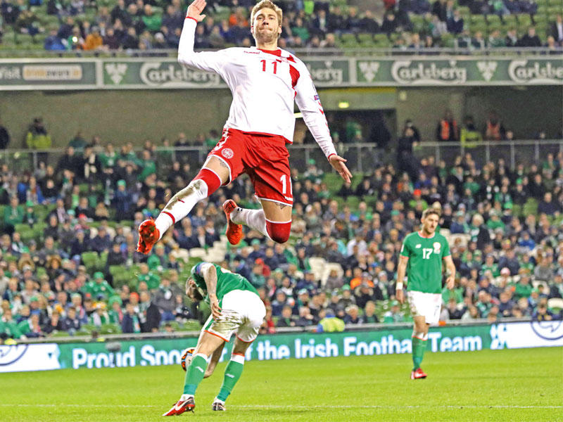 إريكسن نجم المنتخب الدنماركي يحتفل بهدفه أمام إيرلندا