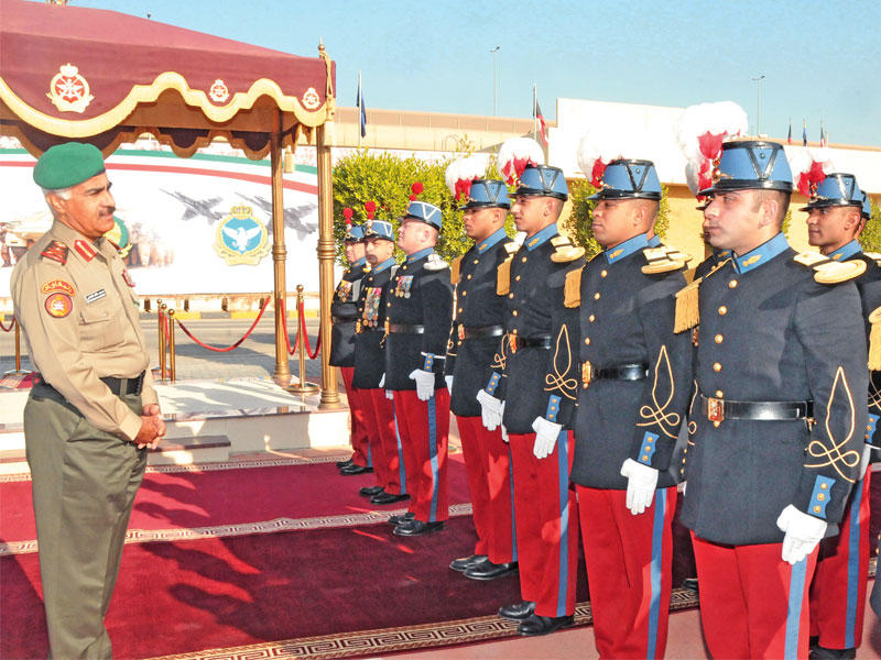 رئيس الأركان مع دفعة الطلبة الضباط الموفدين إلى كلية سان سير العسكرية