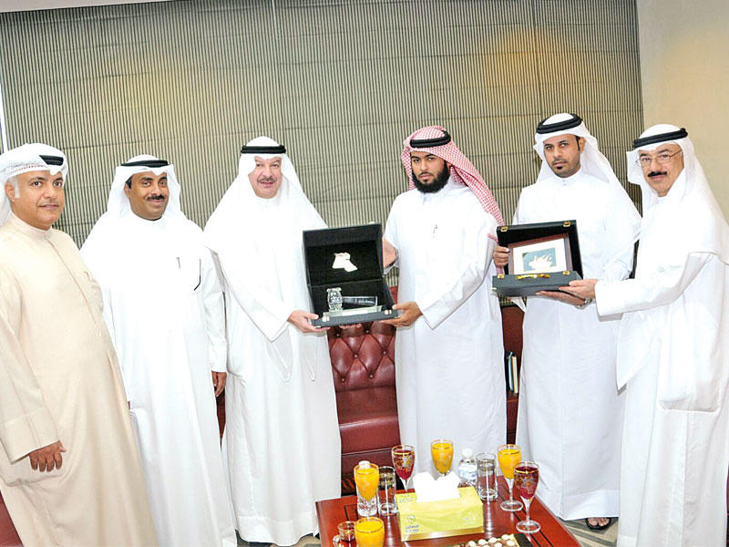 تبادل الهدايا التذكارية بين الجانبين