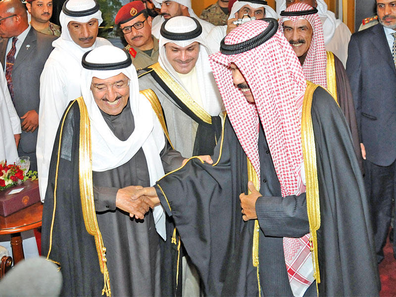 سمو أمير البلاد الشيخ صباح الأحمد الجابر الصباح مستقلاً سمو ولي العهد الشيخ نواف الاحمد