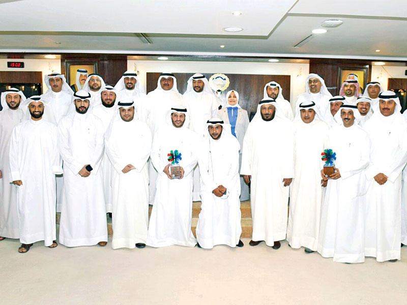 الصبيح تتوسط المبادرين أصحاب المشروعات الصغيرةn