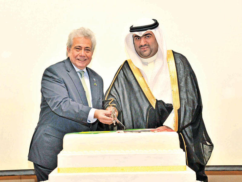 الوزير الروضان والسفير البرازيلي يقطعان قالب الحلوىn