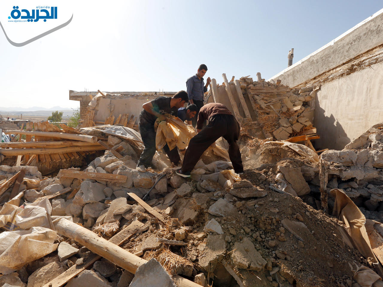 آثار الزلزال الذي ضرب مناطق في ايران