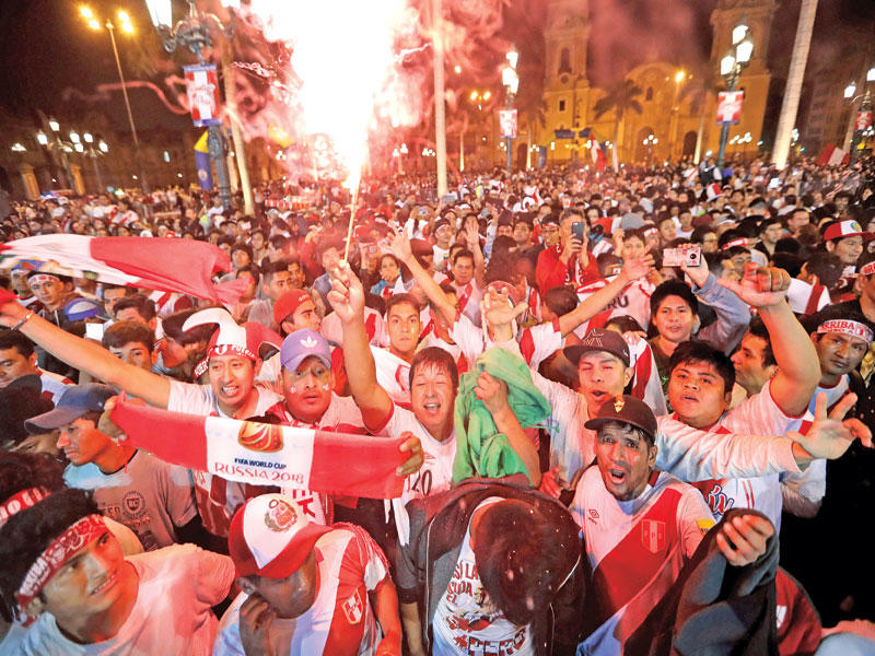 جانب من احتفالات الجماهير البيروفية