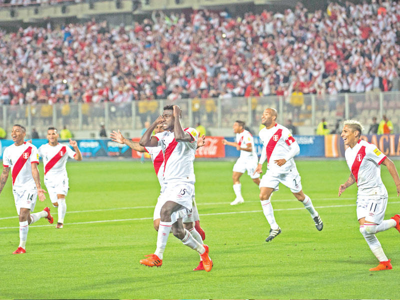 فرحة لاعبي منتخب بيرو بعد احراز راموس هدفا في مرمى نيوزيلندا