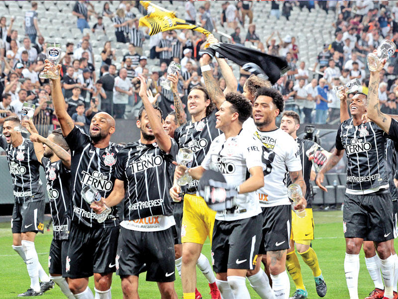 فرحة لاعبي كورينثيانز بعد الفوز